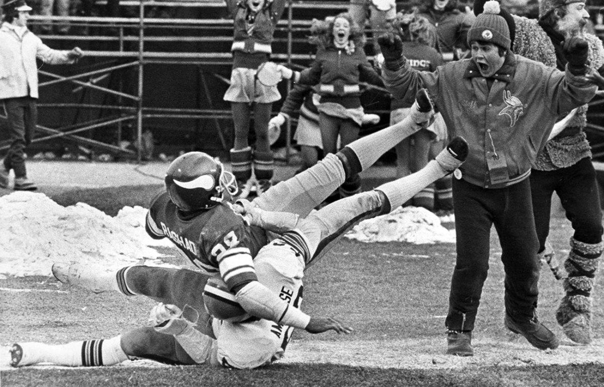 vikings-browns-1980-ahmad-rashad.jpg